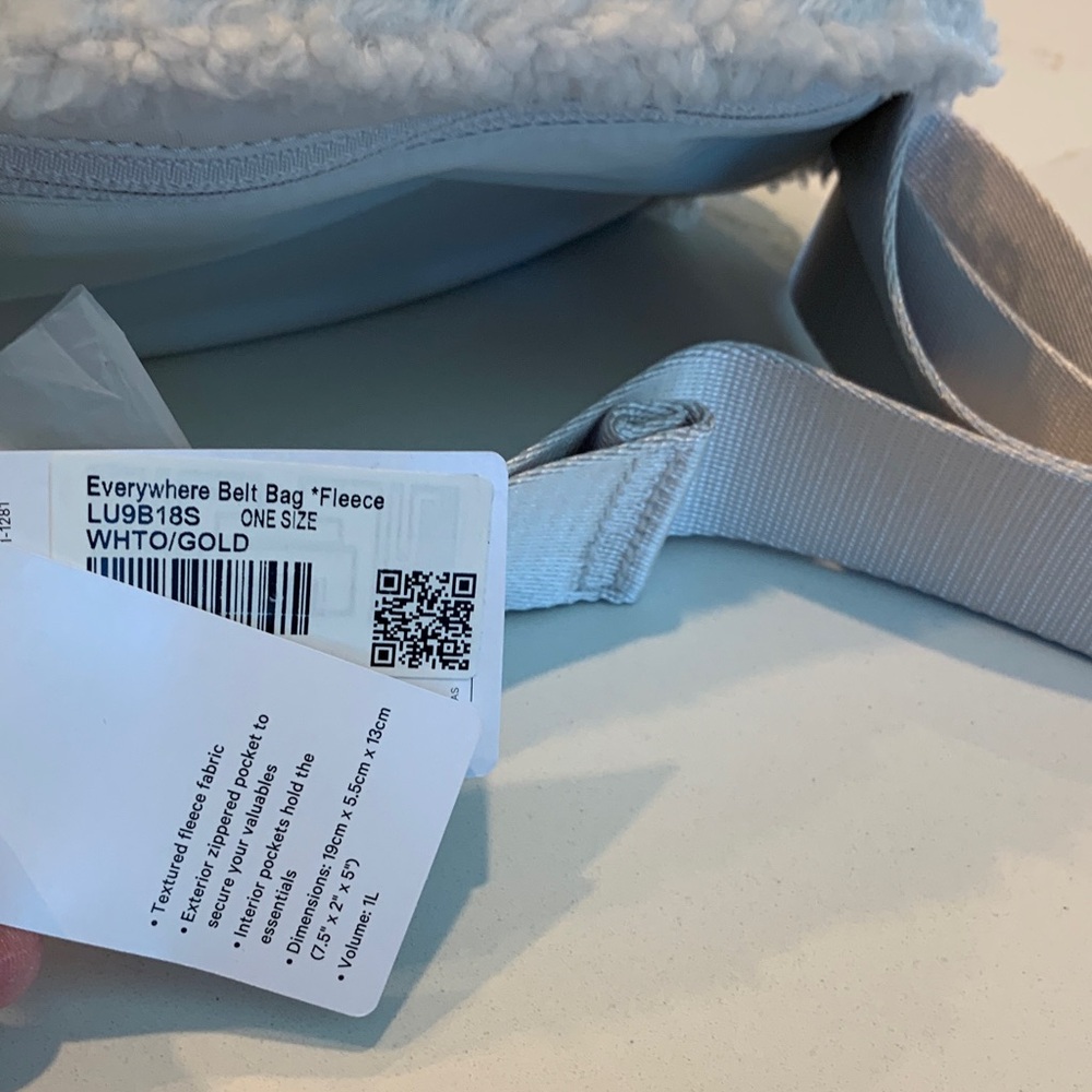 NWT LuLuLemon Everywhere Belt Bag Creme Fleece in Creme color - Picture 4 of 9
